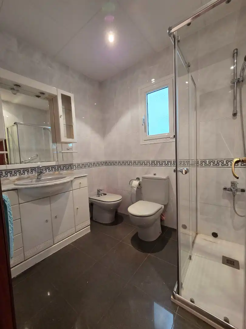 Baño de Ático en venta en L'Hospitalet de Llobregat con Aire acondicionado y Terraza