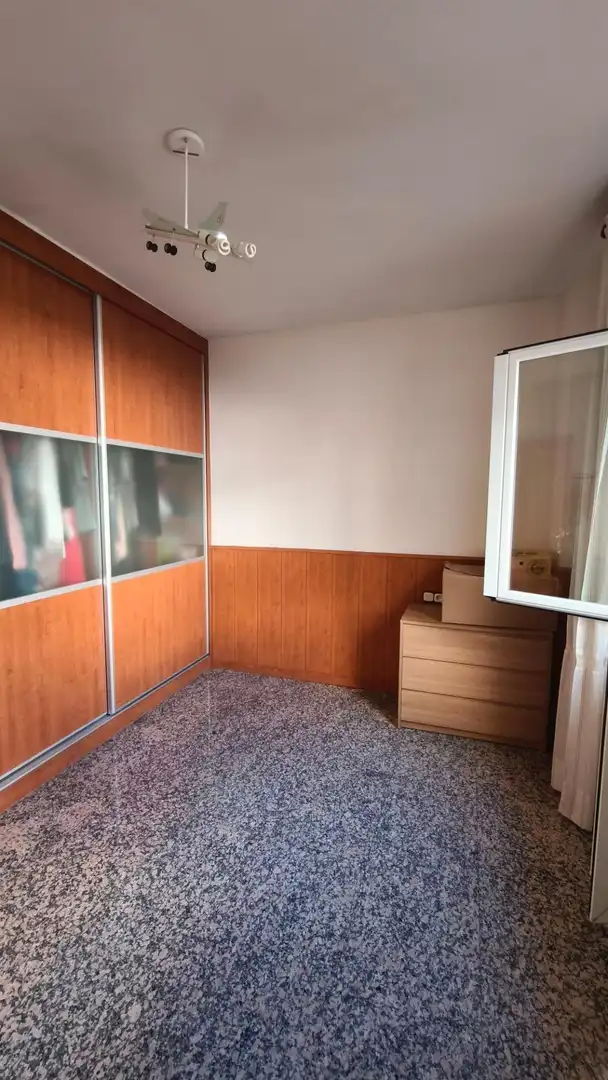 Schlafzimmer von Einfamilien-Reihenhaus zum Verkauf in Huétor Vega mit Klimaanlage, Heizung und Privatgarten