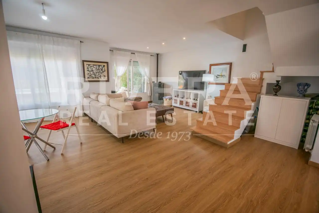 Sala d'estar de Casa adosada en venda en Sanxenxo amb Calefacció, Jardí privat i Terrassa