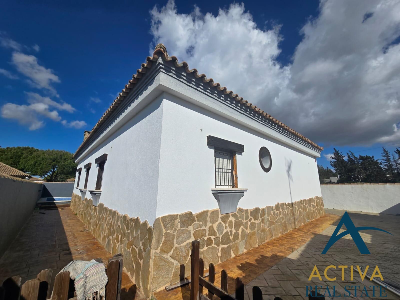 Vista exterior de Casa o chalet en venta en Chiclana de la Frontera con Jardín privado, Terraza y Piscina