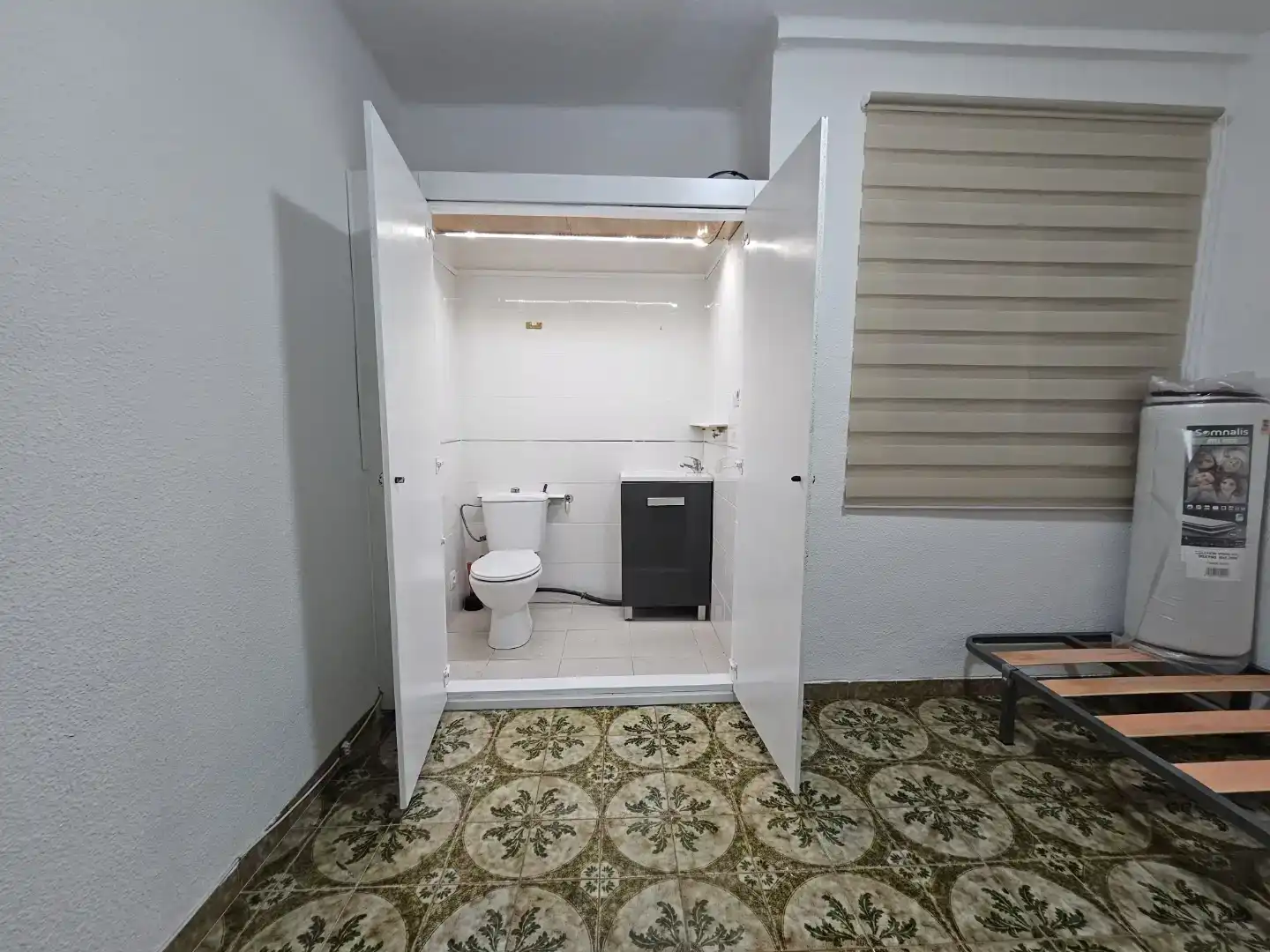 Bathroom of Flat for share in Torrent  with Air Conditioner, Furnished and Washing machine