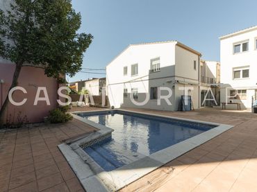 Casa con piscina en venta en Carrer de la Llibertat