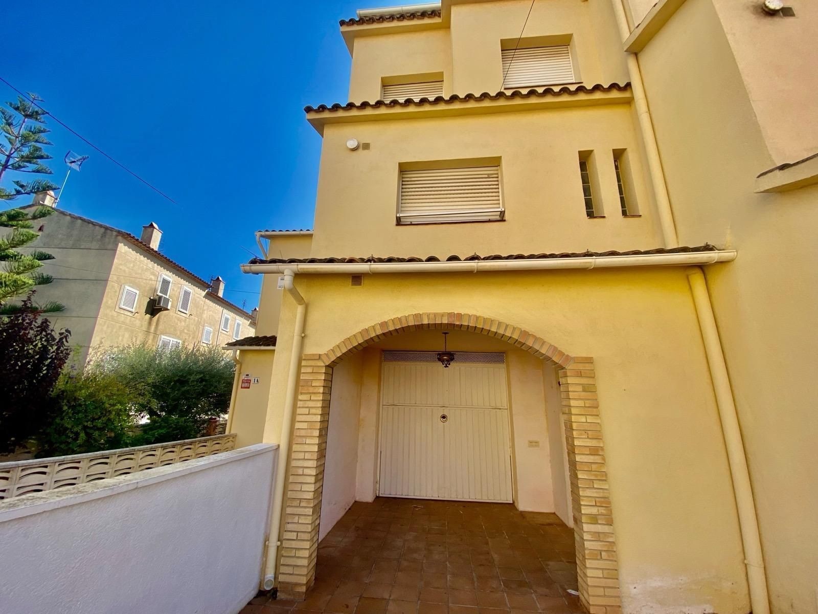 Vista exterior de Casa adosada en venda en Torredembarra amb Calefacció, Jardí privat i Terrassa