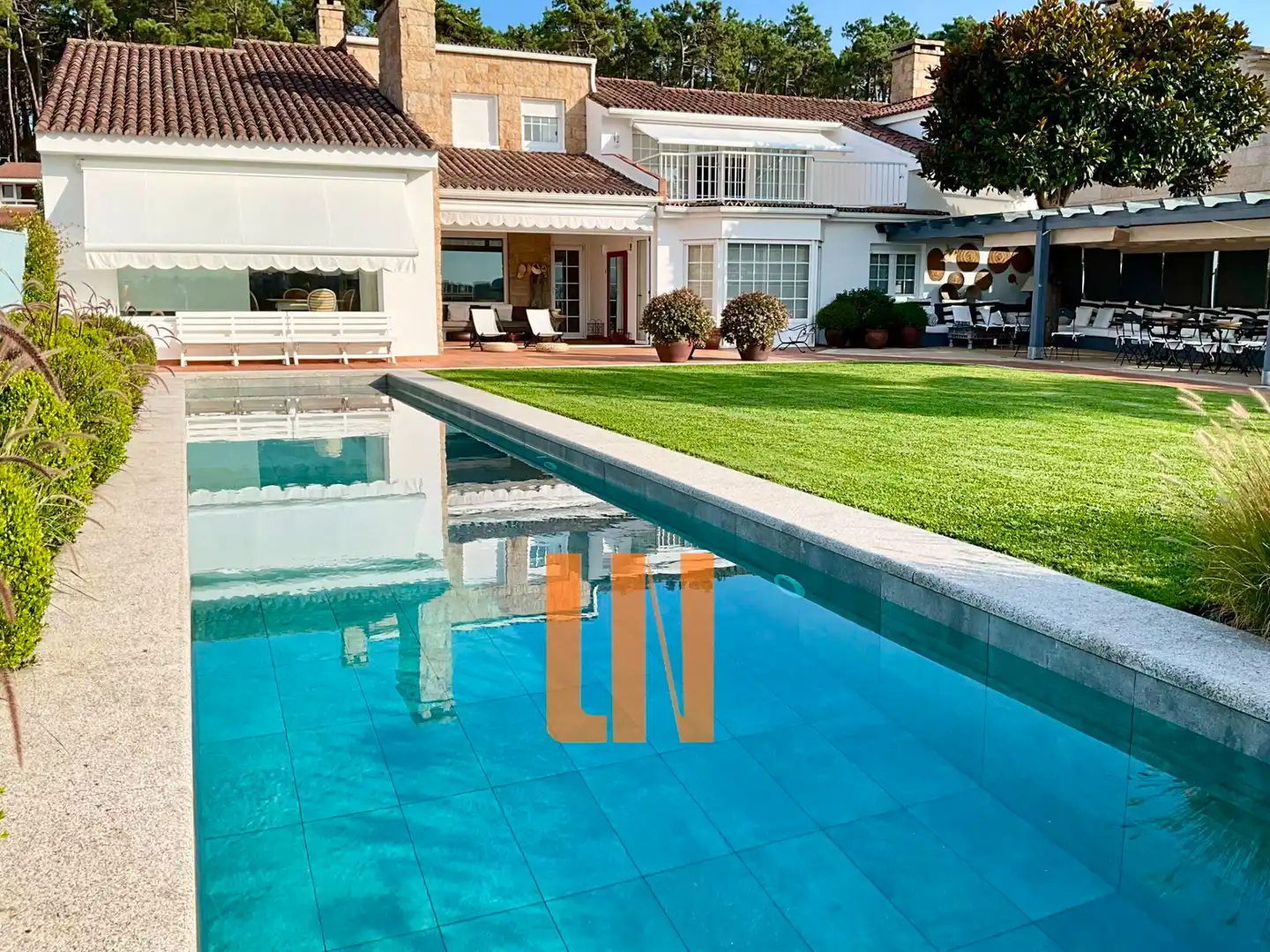 Piscina de Casa o xalet en venda en O Grove   amb Aire condicionat, Calefacció i Jardí privat