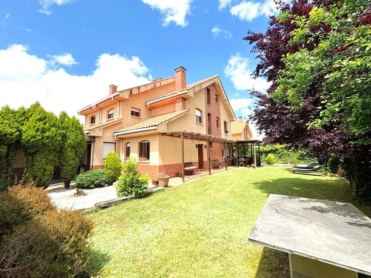 Jardí de Casa o xalet en venda en Siero amb Calefacció, Terrassa i Traster