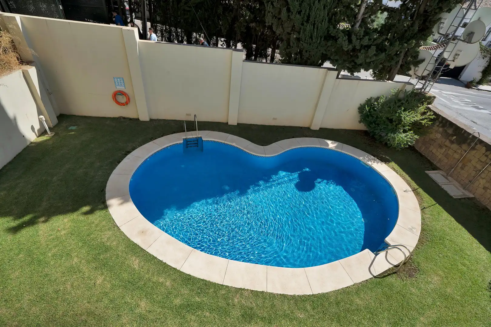 Piscina de Apartamento en venta en Marbella con Jardín privado, Alarma y Piscina comunitaria