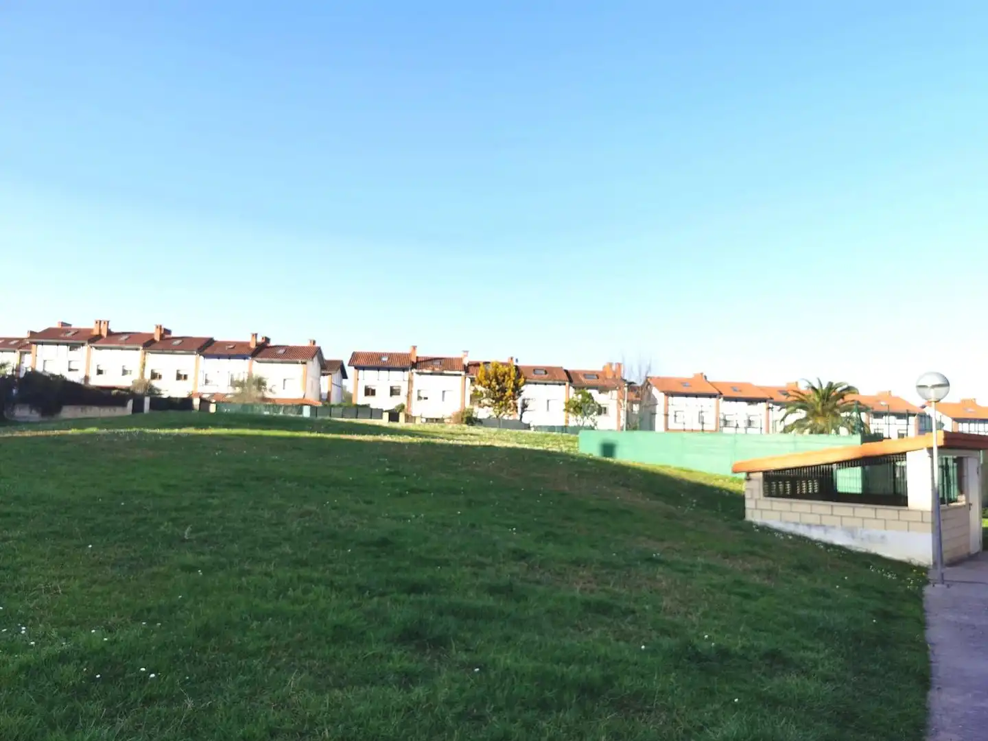 Vista exterior de Casa adosada en venta en Castro-Urdiales con Calefacción, Jardín privado y Amueblado