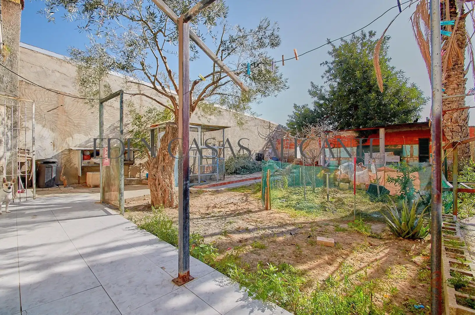 Vista exterior de Casa adosada en venda en El Campello amb Jardí privat, Terrassa i Traster