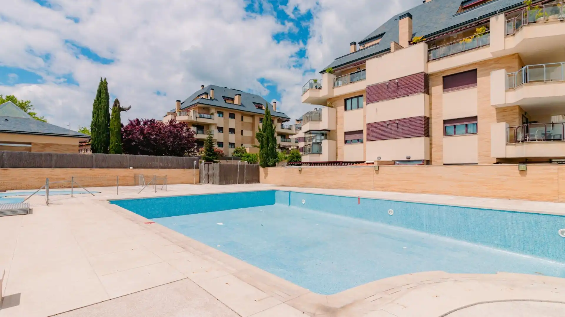 Piscina de Dúplex en venta en Boadilla del Monte con Aire acondicionado, Jardín privado y Piscina comunitaria