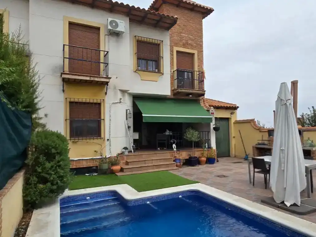 Vista exterior de Casa adosada en venda en Almodóvar del Campo amb Aire condicionat, Piscina i Balcó