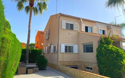 Vista exterior de Casa adosada en venda en La Pobla de Vallbona amb Aire condicionat, Calefacció i Jardí privat