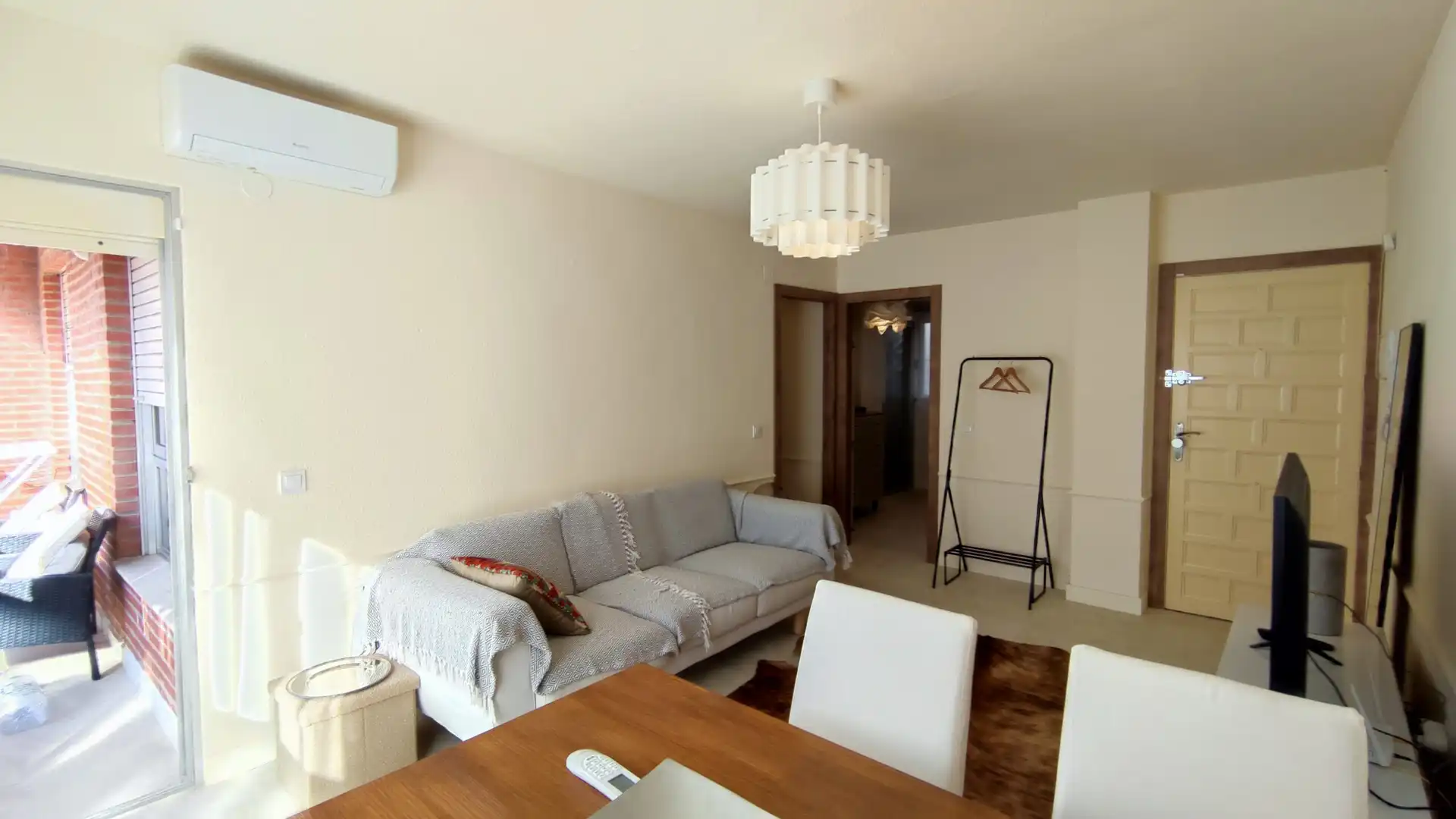 Sala d'estar de Pis de lloguer en Torrevieja amb Aire condicionat i Balcó