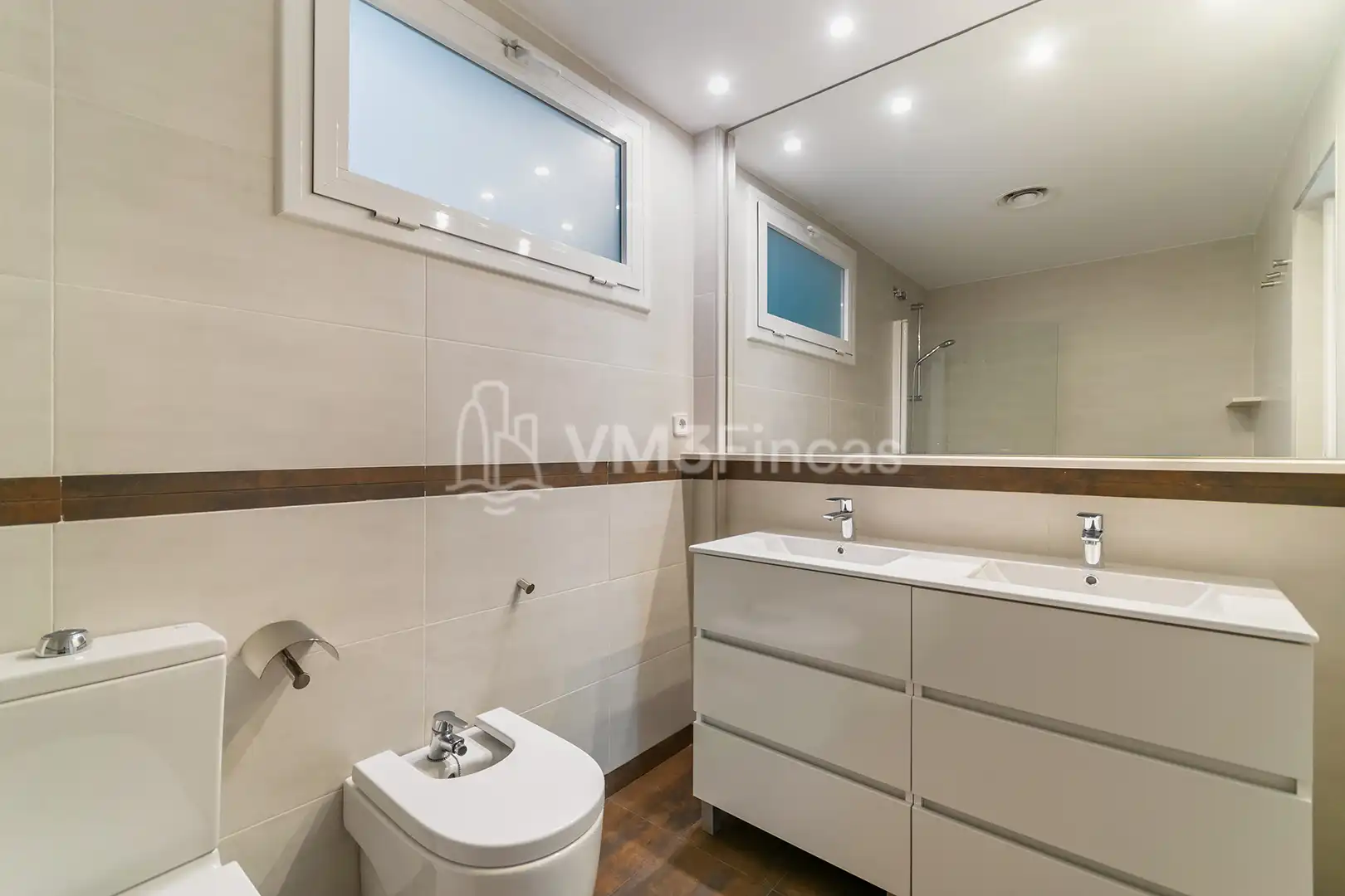 Badezimmer von Wohnung zur Miete in Barcelona mit Klimaanlage, Heizung und Parkett