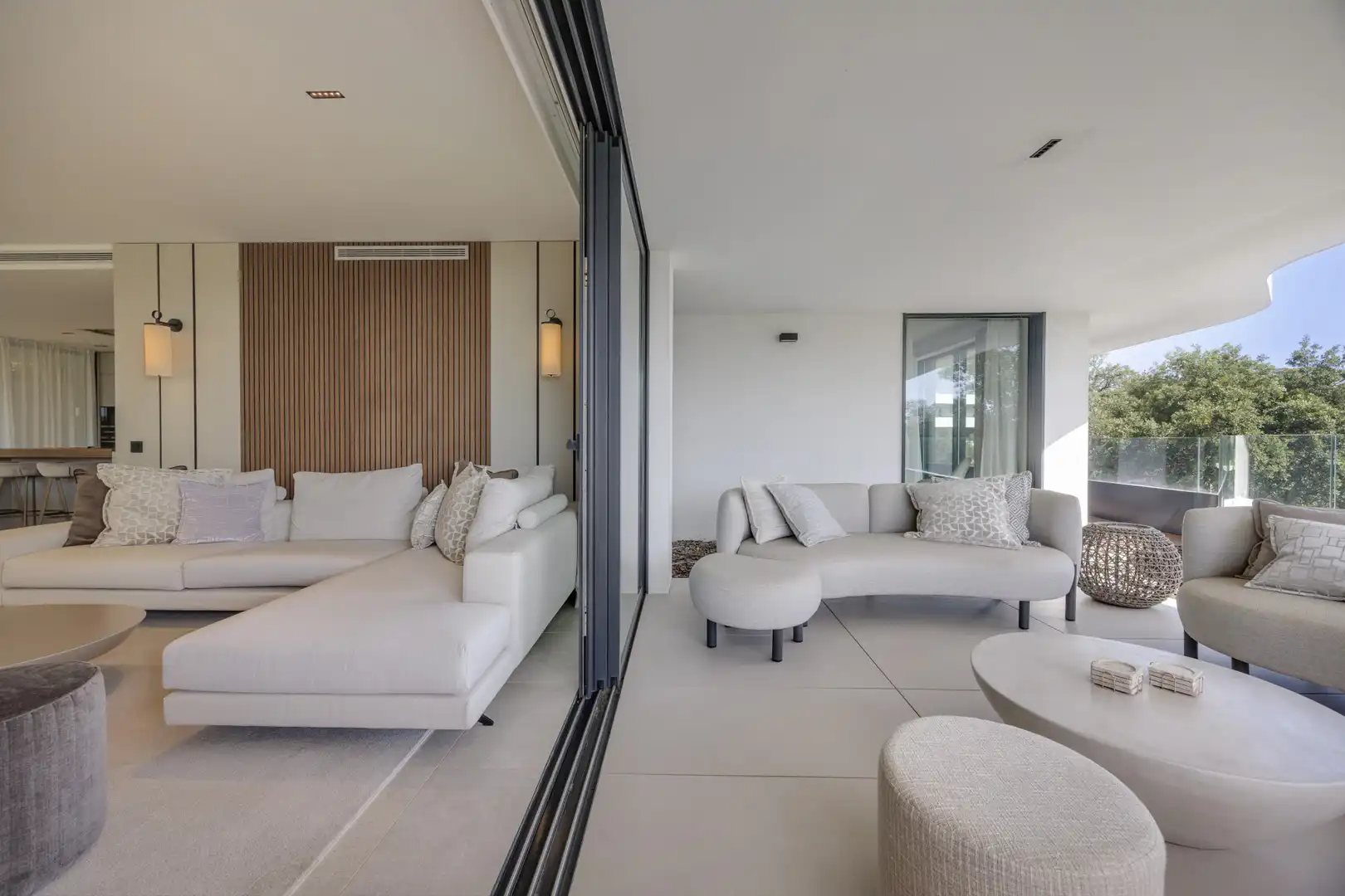 Wohnzimmer von Wohnungen zum Verkauf in Sotogrande mit Klimaanlage, Terrasse und Abstellraum