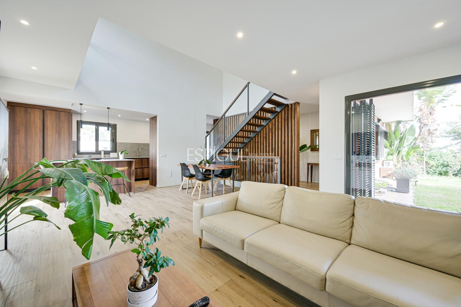 Living room of House or chalet for sale in Mataró  with Air Conditioner, Private garden and Terrace