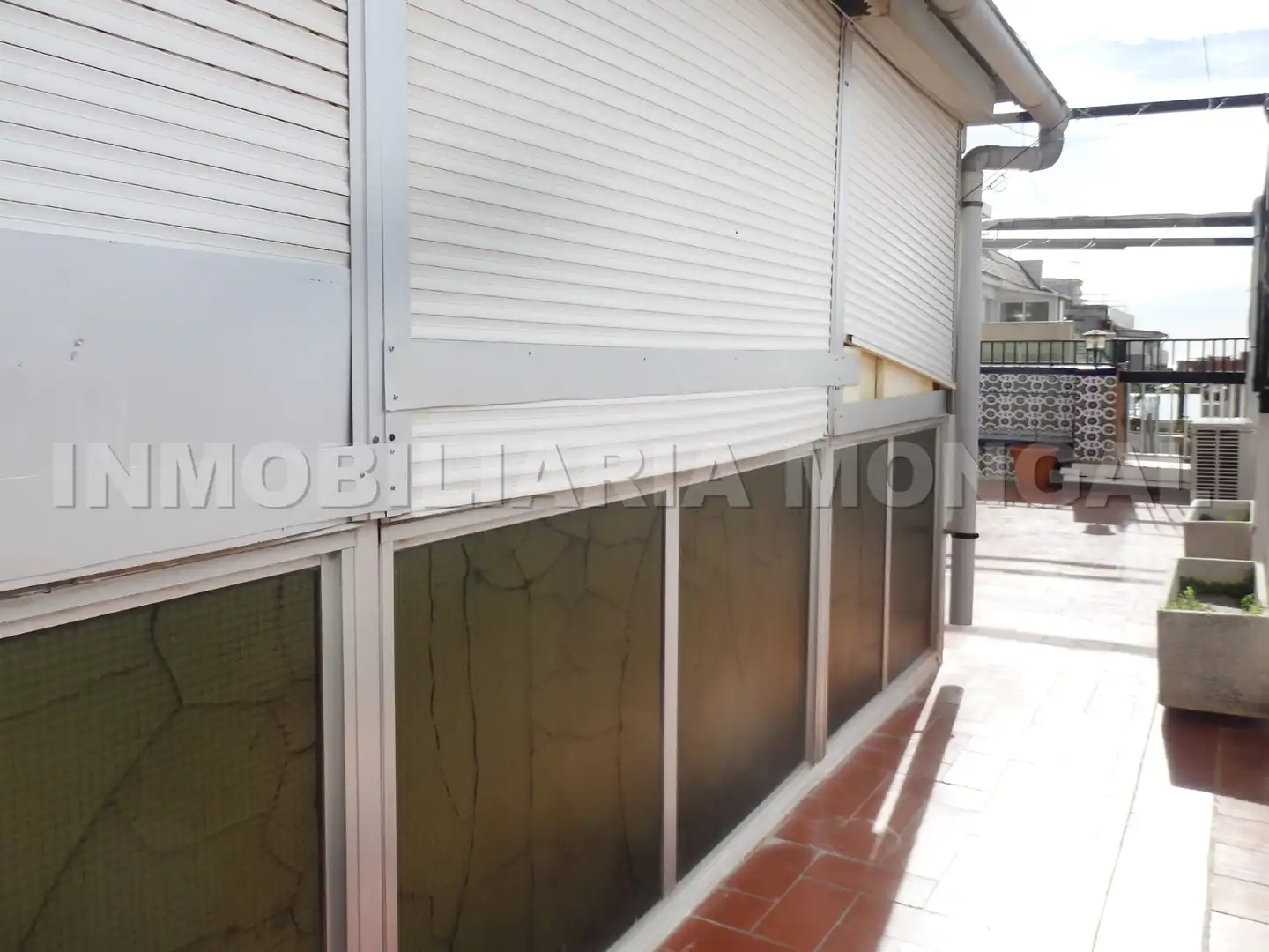 Vista exterior de Àtic en venda en L'Hospitalet de Llobregat amb Aire condicionat, Terrassa i Forn