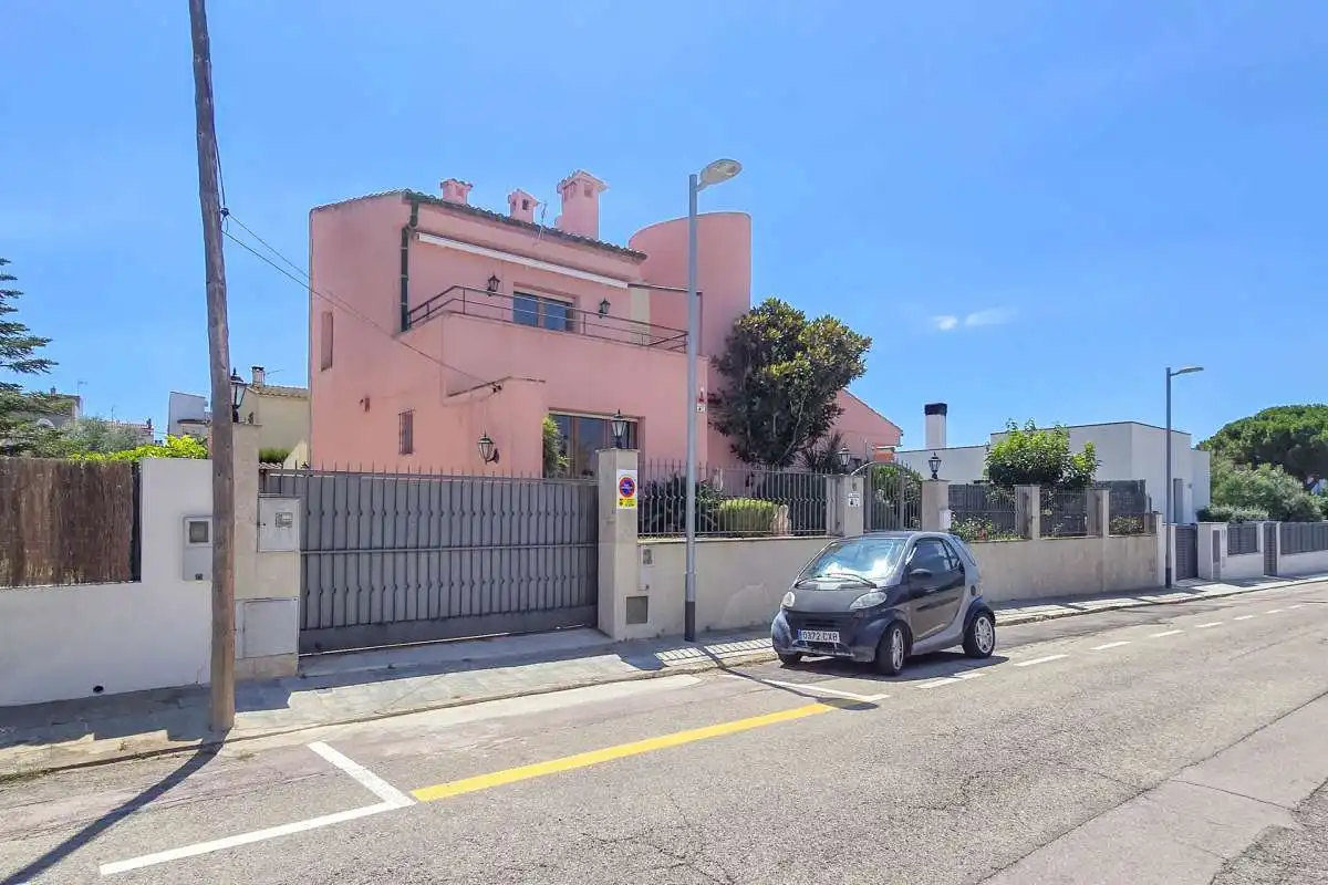 Vista exterior de Casa o xalet en venda en Roses amb Jardí privat