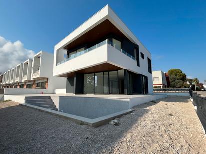 Vista exterior de Casa o xalet en venda en Cambrils amb Aire condicionat, Terrassa i Piscina