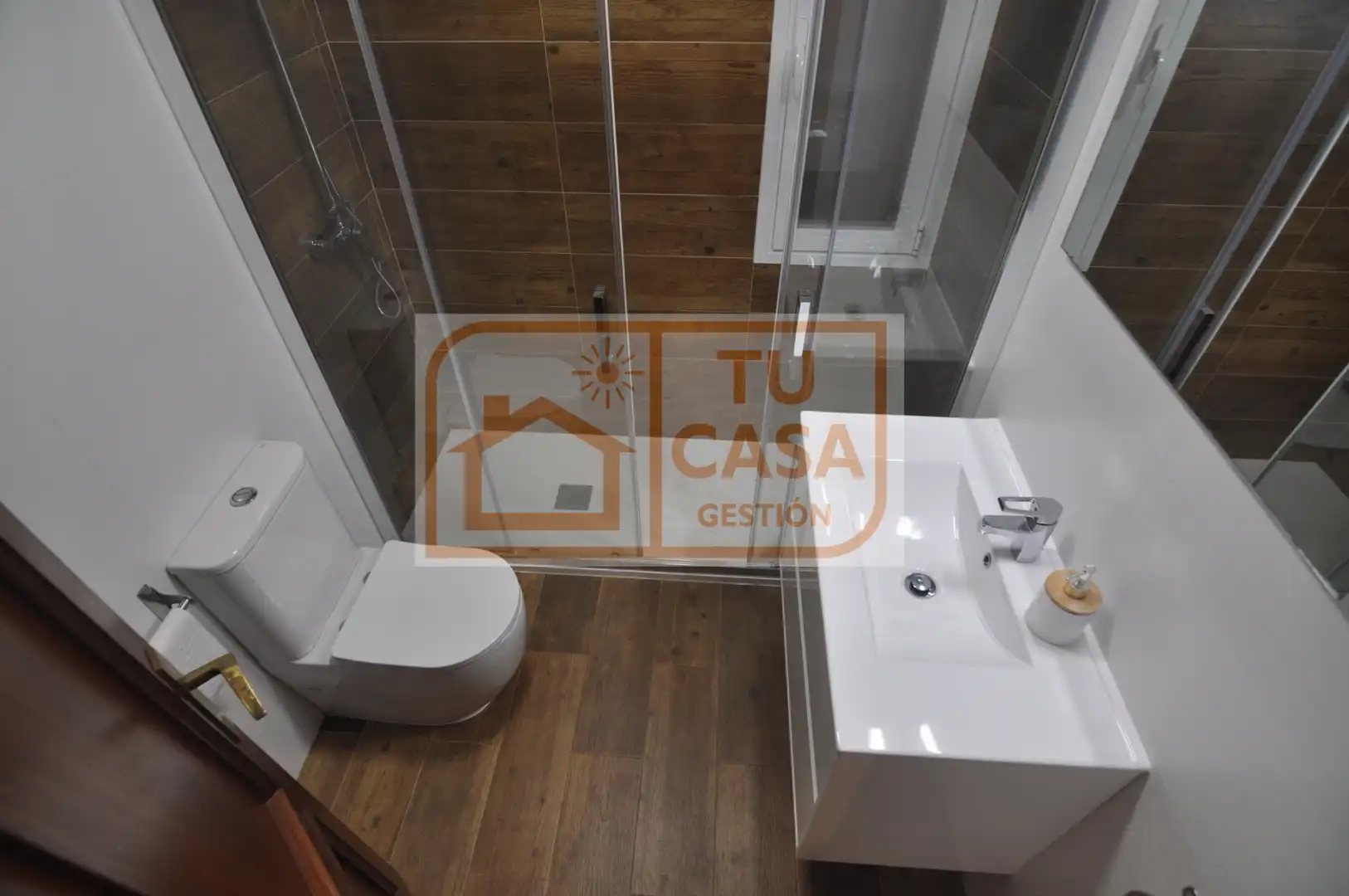 Bany de Pis en venda en Madrid amb Calefacció, Parquet i Terrassa