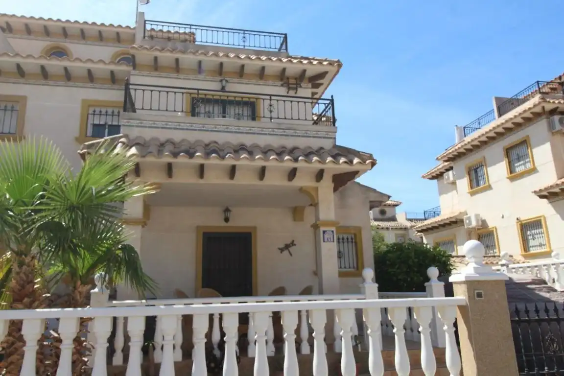 Vista exterior de Casa adosada en venda en Orihuela amb Jardí privat, Terrassa i Moblat