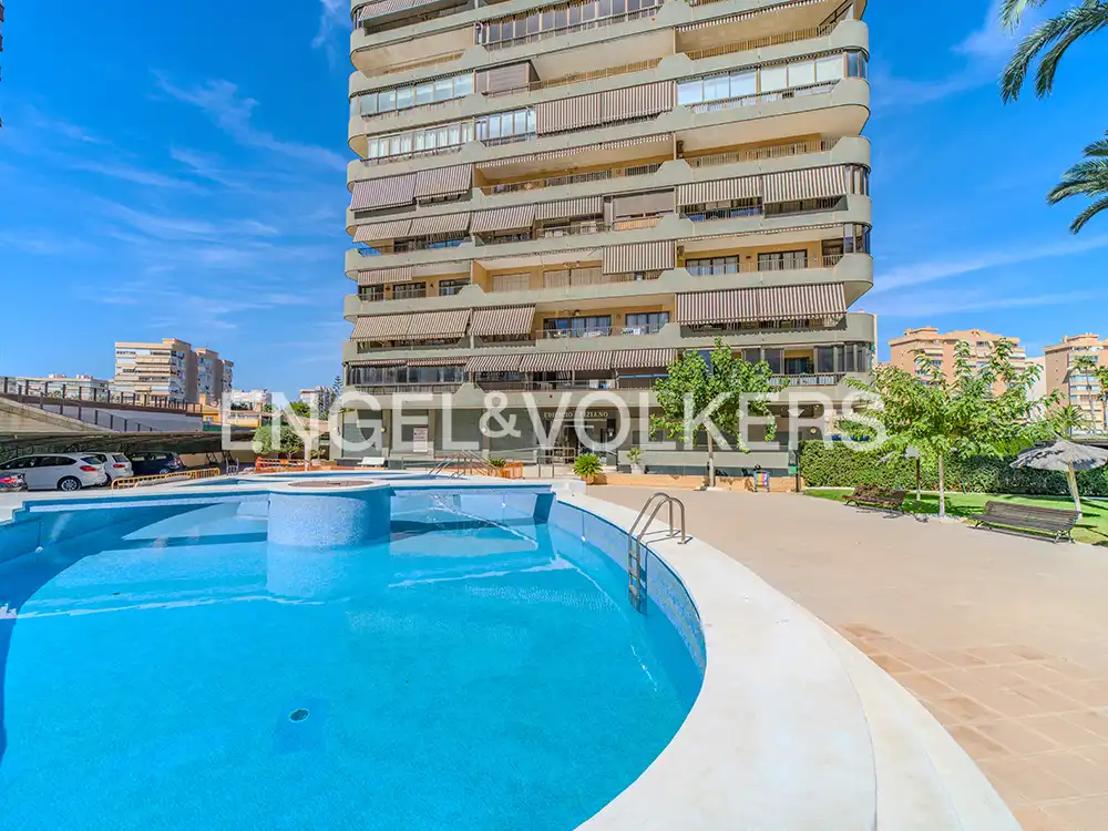 Piscina de Apartamento en venta en Alicante / Alacant con Calefacción y Terraza
