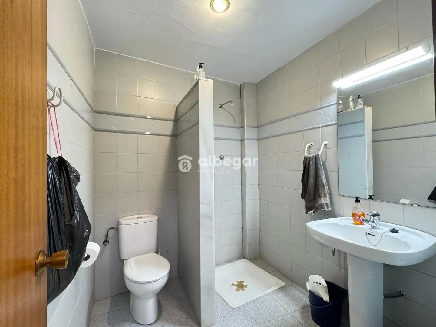 Baño de Local de alquiler en Valencia con Aire acondicionado