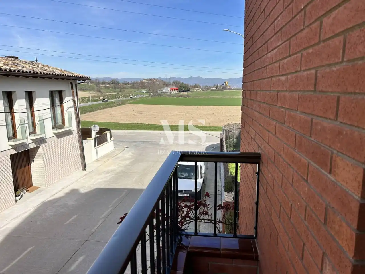 Vista exterior de Casa adosada en venda en Vic amb Aire condicionat, Calefacció i Jardí privat