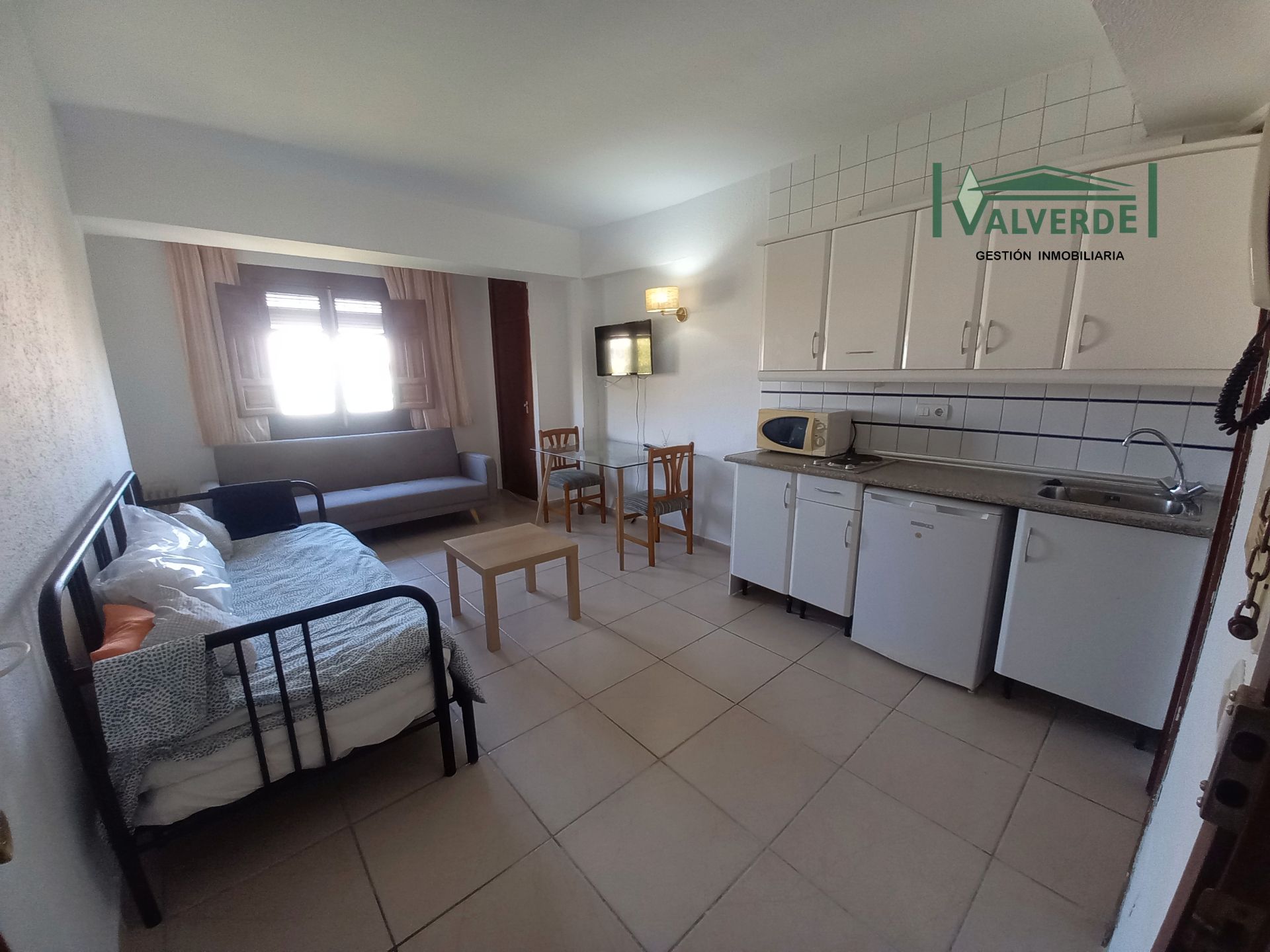 Dormitori de Estudi de lloguer en  Granada Capital amb Moblat, Rentadora i Microones