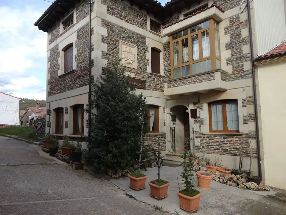 Vista exterior de Casa adosada en venda en Riocavado de la Sierra amb Calefacció, Traster i Moblat