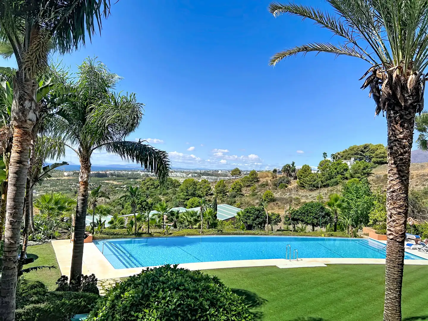 Piscina de Apartament en venda en Benahavís amb Aire condicionat i Terrassa