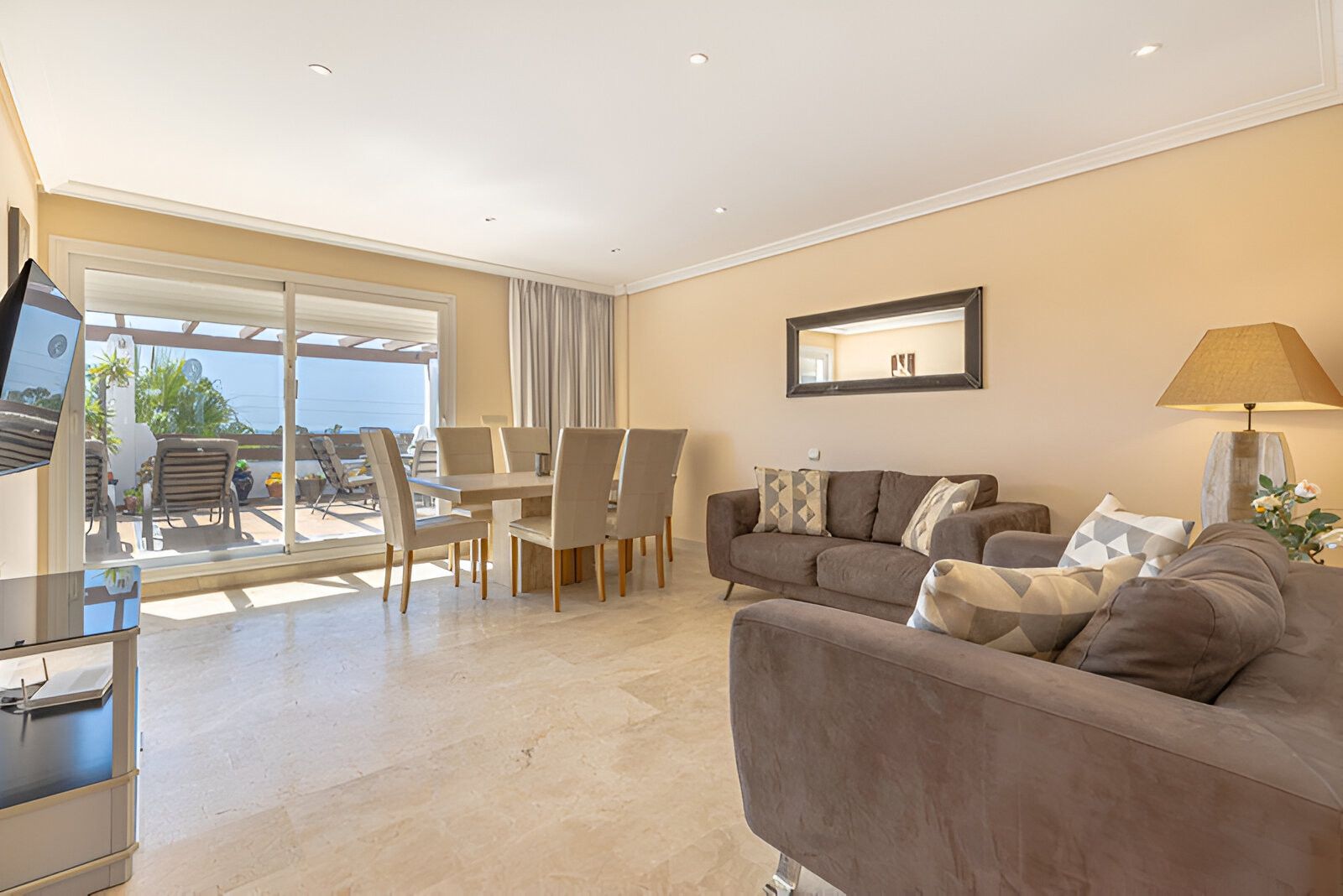 Sala d'estar de Àtic en venda en Estepona amb Aire condicionat, Terrassa i Piscina