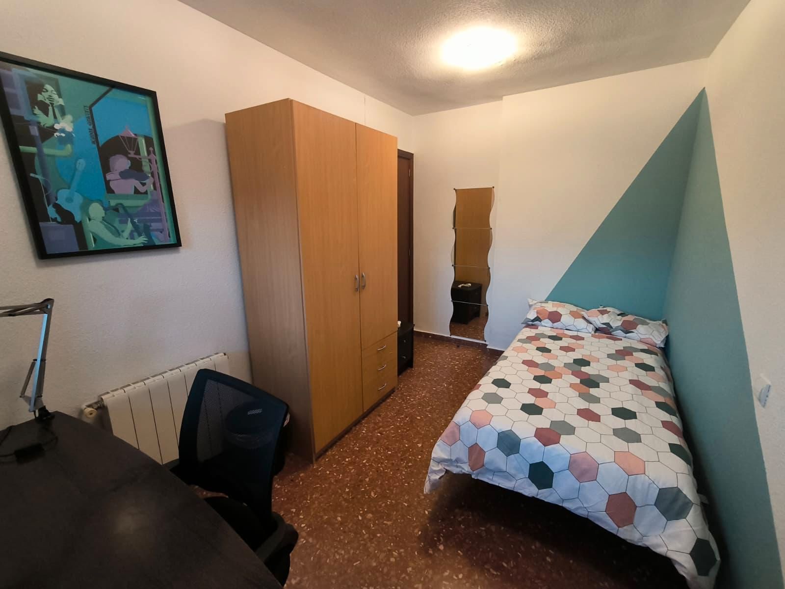 Bedroom of Flat to share in  Valencia Capital  with Air Conditioner, Heating and Furnished