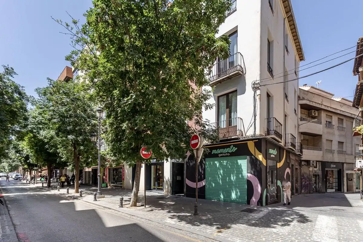 Vista exterior de Àtic en venda en Granada amb Aire condicionat, Terrassa i Forn