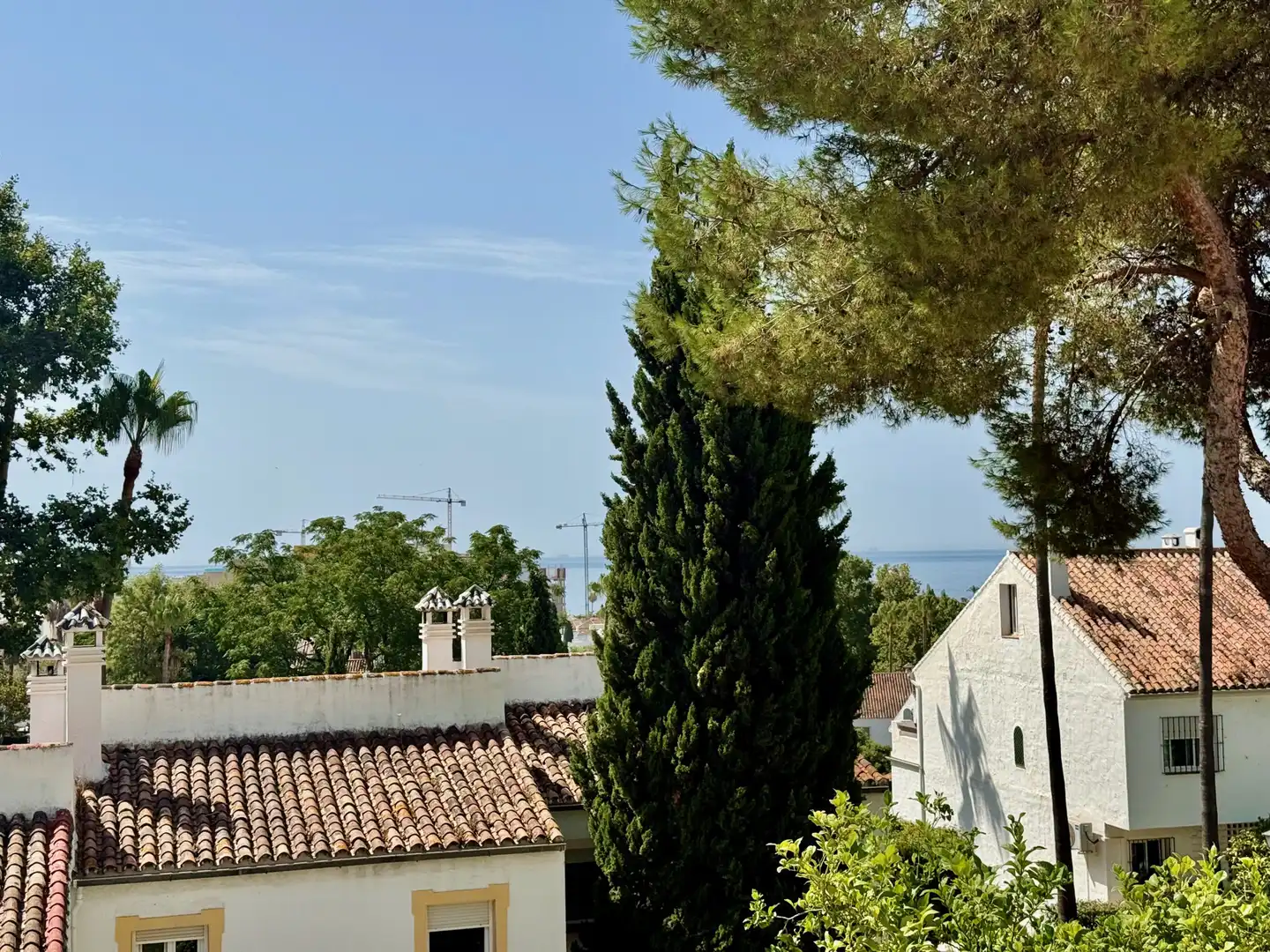 Vista exterior de Casa adosada de lloguer en Marbella amb Aire condicionat, Terrassa i Piscina