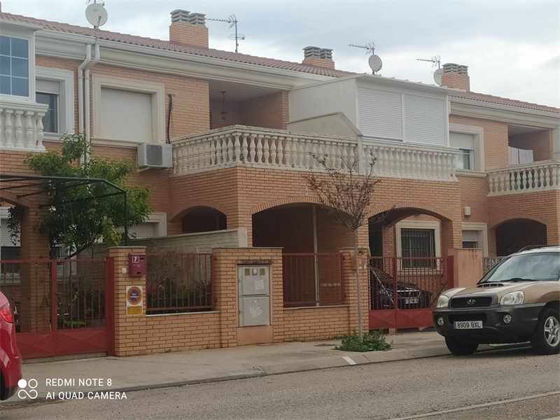 Vista exterior de Casa o xalet en venda en Villanueva de la Torre amb Calefacció, Jardí privat i Alarma