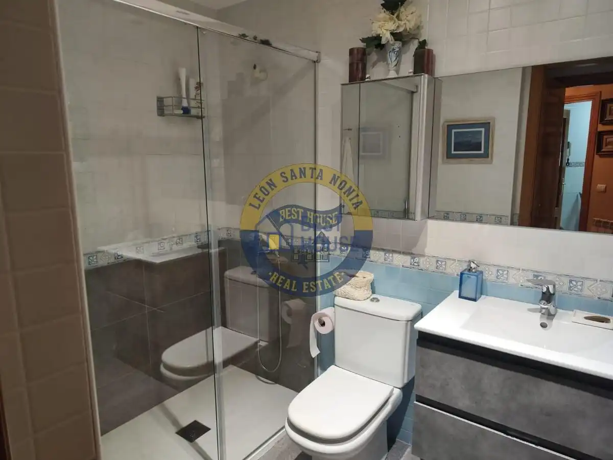 Bathroom of Apartments for rent in León Capital   with Heating, Parquet flooring and Furnished