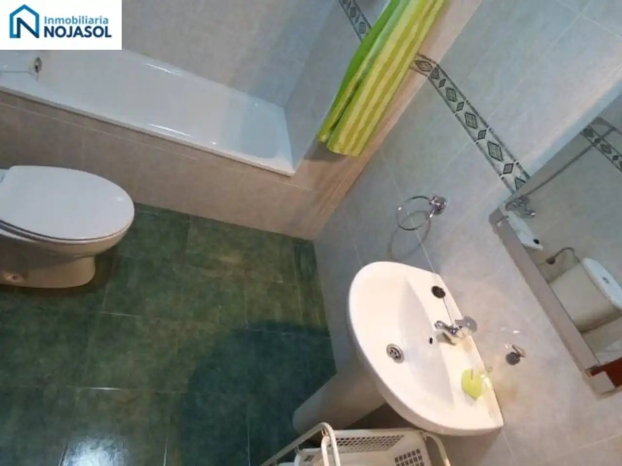 Badezimmer von Einfamilien-Reihenhaus zum Verkauf in Bareyo mit Heizung, Terrasse und Möbliert