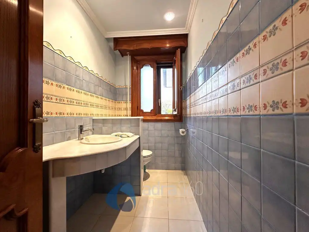 Bathroom of Houses for sale in Lardero  with Air Conditioner, Heating and Private garden