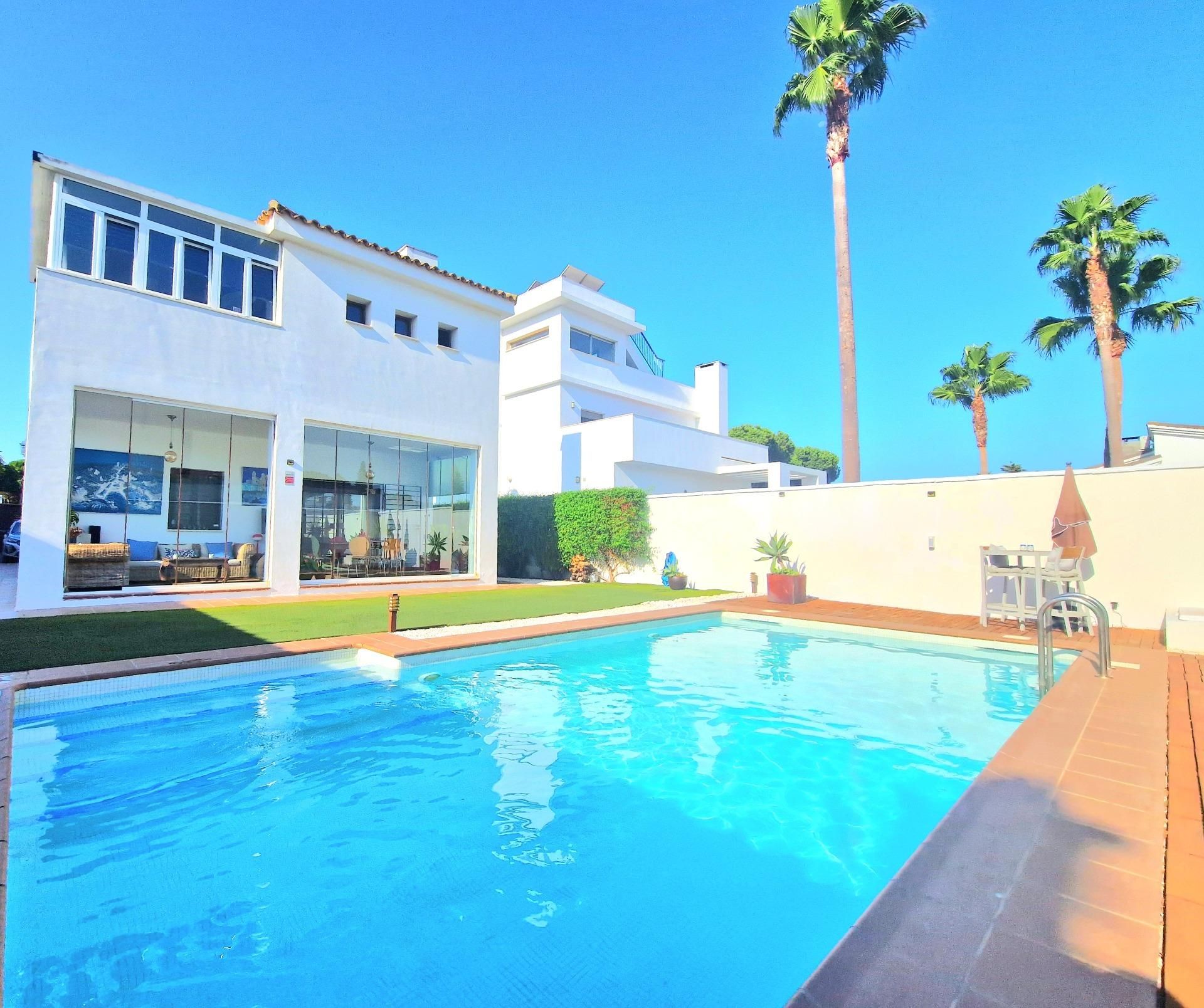 Piscina de Casa o chalet en venta en Chiclana de la Frontera con Aire acondicionado, Calefacción y Jardín privado