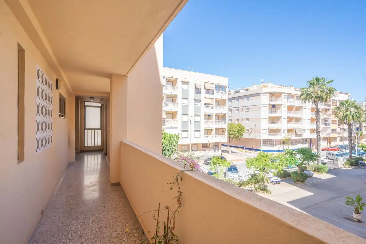 Vista exterior de Pis en venda en Guardamar del Segura amb Calefacció, Jardí privat i Terrassa