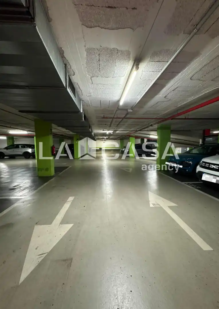 Parking de Piso en venta en Badalona con Calefacción y Balcón