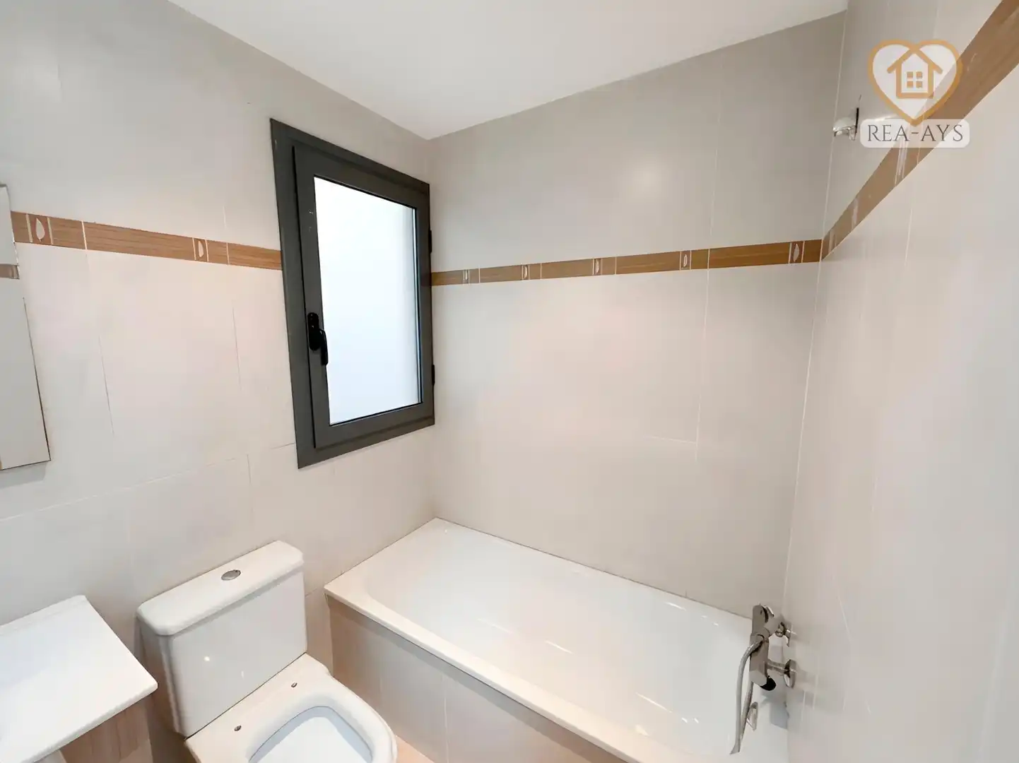 Badezimmer von Wohnung mieten mit Kaufoption in Vallirana mit Heizung, Ofen und Internet