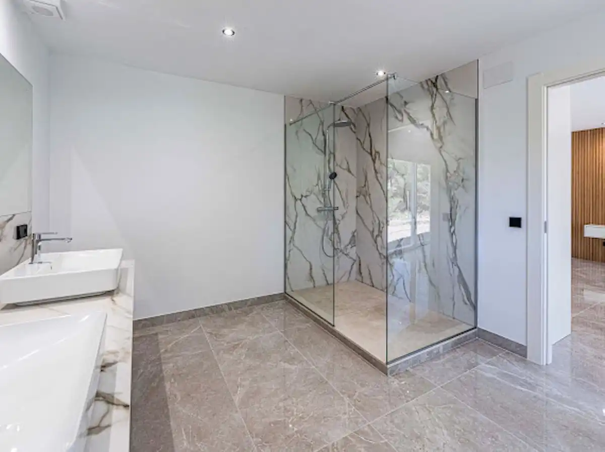 Baño de Casa adosada en venta en Benahavís con Aire acondicionado, Terraza y Trastero