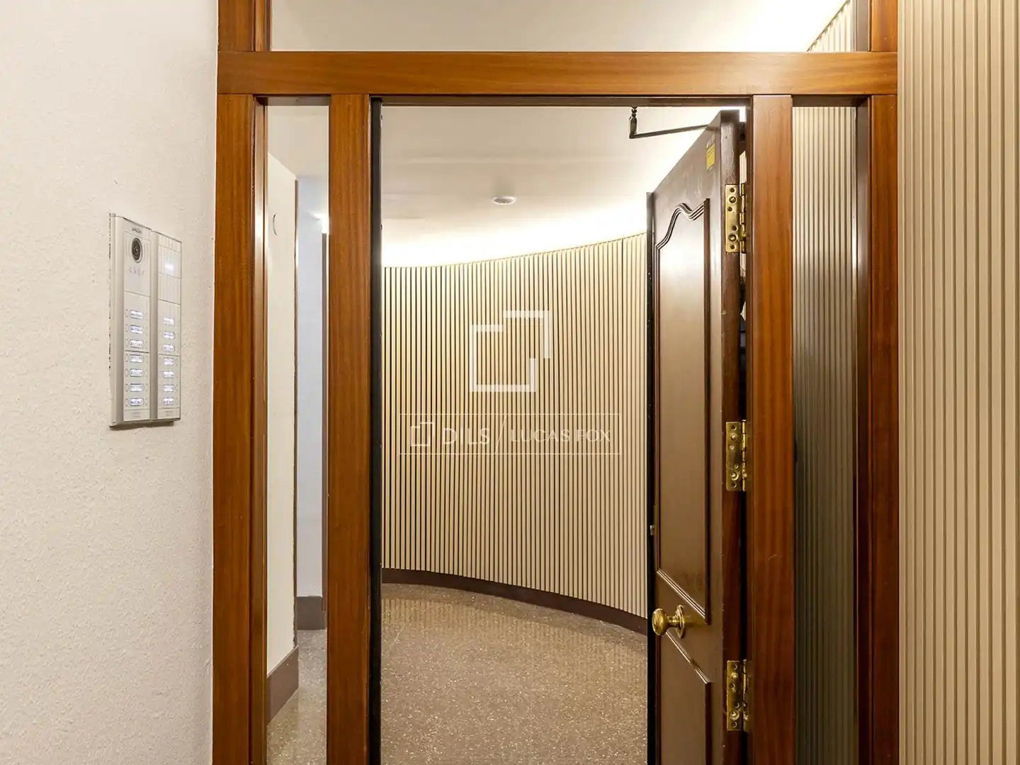 Wohnung zum Verkauf in Barcelona mit Klimaanlage, Parkett und Terrasse