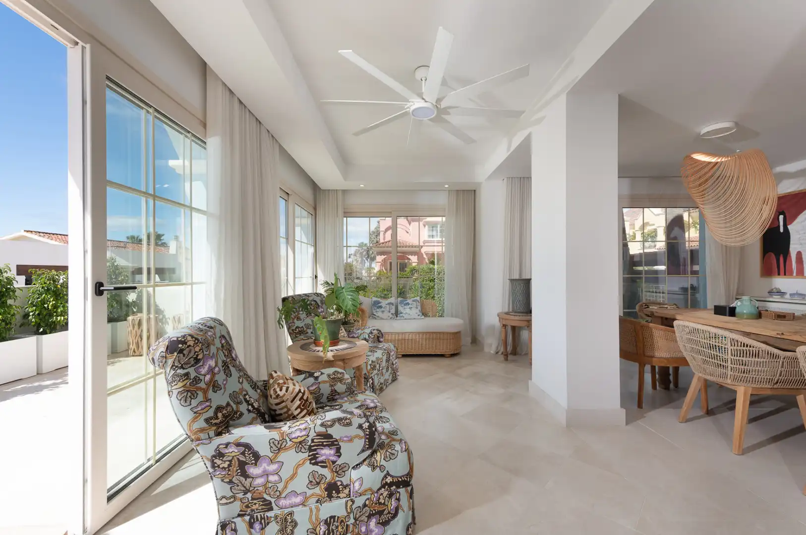 Sala de estar de Casa o chalet en venta en Marbella con Aire acondicionado, Calefacción y Jardín privado