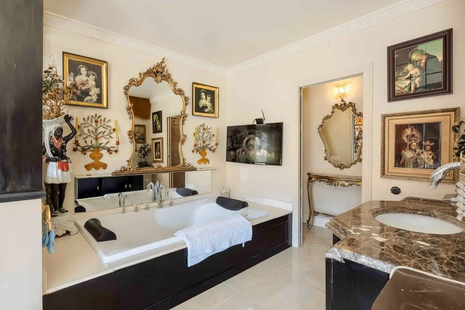 Badezimmer von Maisonette zum Verkauf in Estepona mit Klimaanlage und Gemeinschaftspool