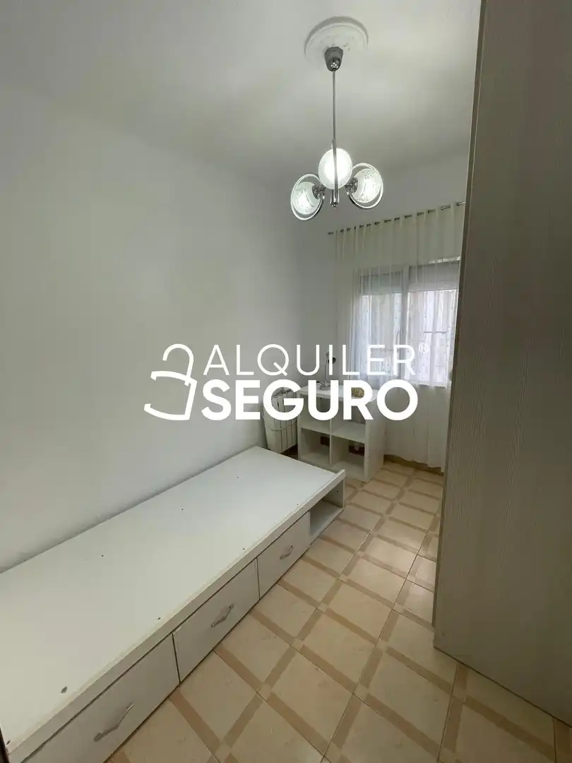 Dormitori de Pis de lloguer en Madrid amb Calefacció, Terrassa i Moblat