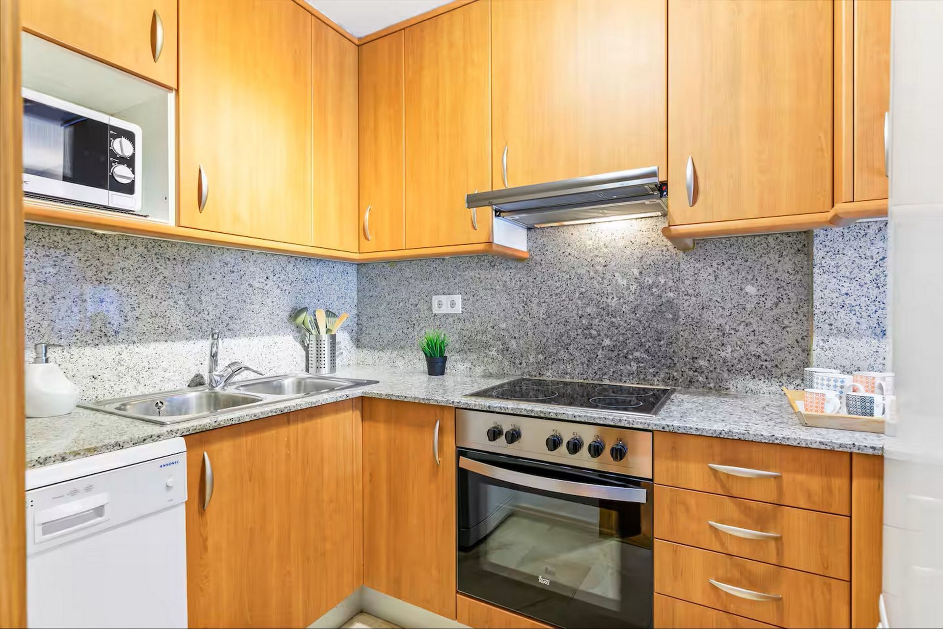 Cuina de Apartament de lloguer en Girona Capital amb Aire condicionat, Calefacció i Jardí privat