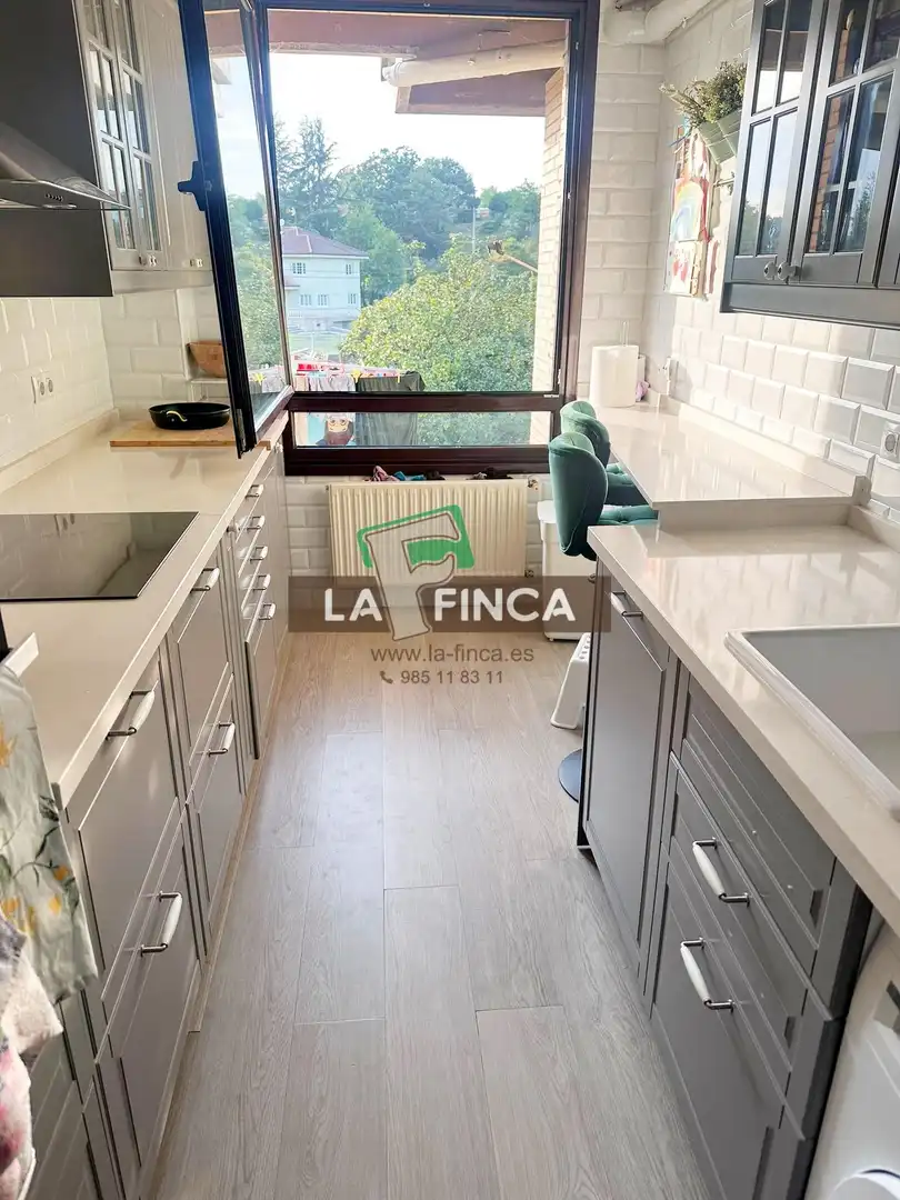 Cuina de Pis en venda en Oviedo  amb Calefacció, Parquet i Traster