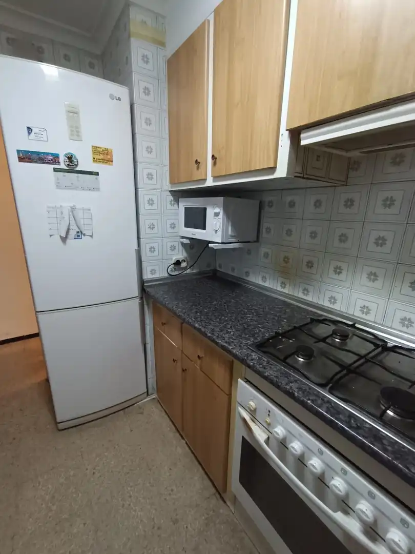 Cocina de Piso de alquiler en Girona con Calefacción, Terraza y Amueblado
